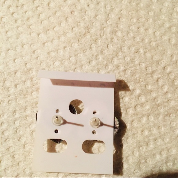 Earrings Hearts sparkly! Pierced studs. ADORABLE - Picture 2 of 4